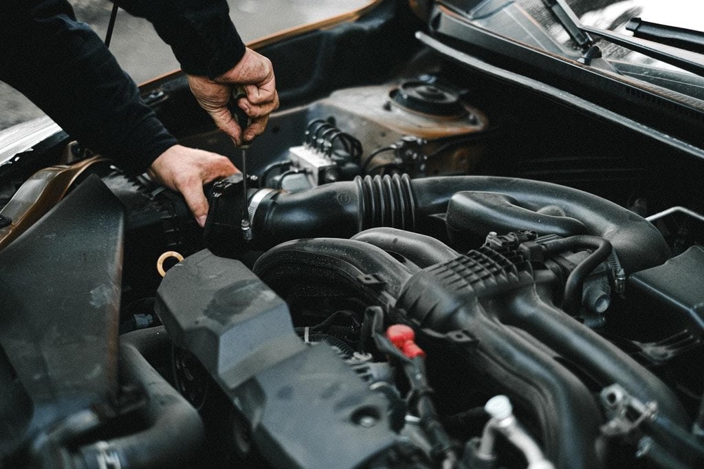 TRUCOS  Como Limpiar el Motor del Coche - La Mejor Manera de